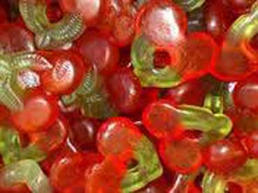 Cherry gums, zonder toegevoegde suikers. Maltitolsiroop, gelatine, water, citroenzuur, smaakstoffen, kleurstoffen 
						(E120,E161B,E133, E141,E150c,E171,E153), carnaubawas, Energiewaarden /100gr 206 Kcal / 860 kj. Protein 6,1 gr koolhydraten: 74,5 gr waarvan suikers 
						0,25 gr, waarvan polyolen 74,25 gr, Vetten: 0,2 gr waarvan verzadigde vetten 0,2 gr Vezels 0 gr. Sodium 8 gr.